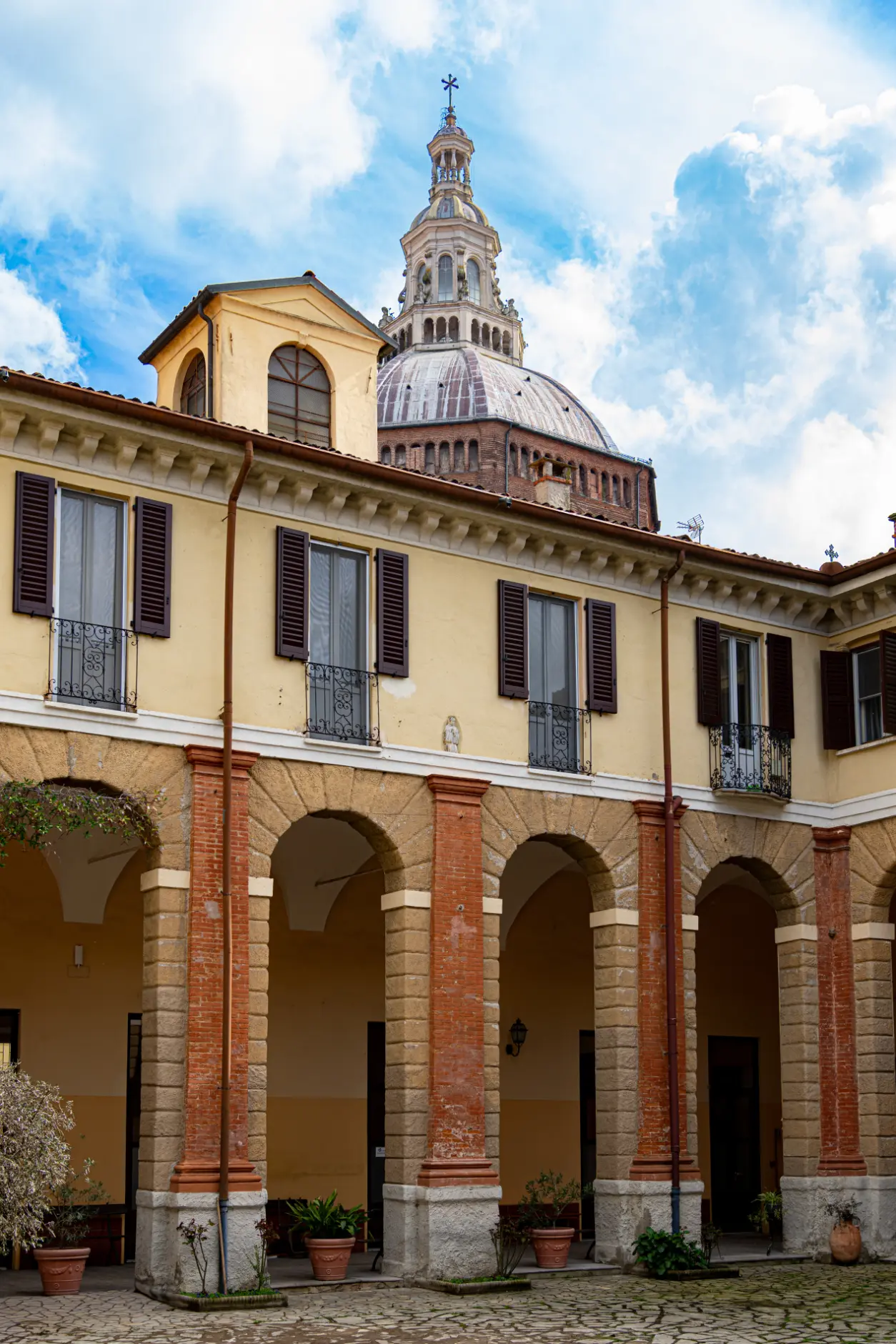 Il chiostro del Collegio Senatore e la vista del Duomo di Pavia
