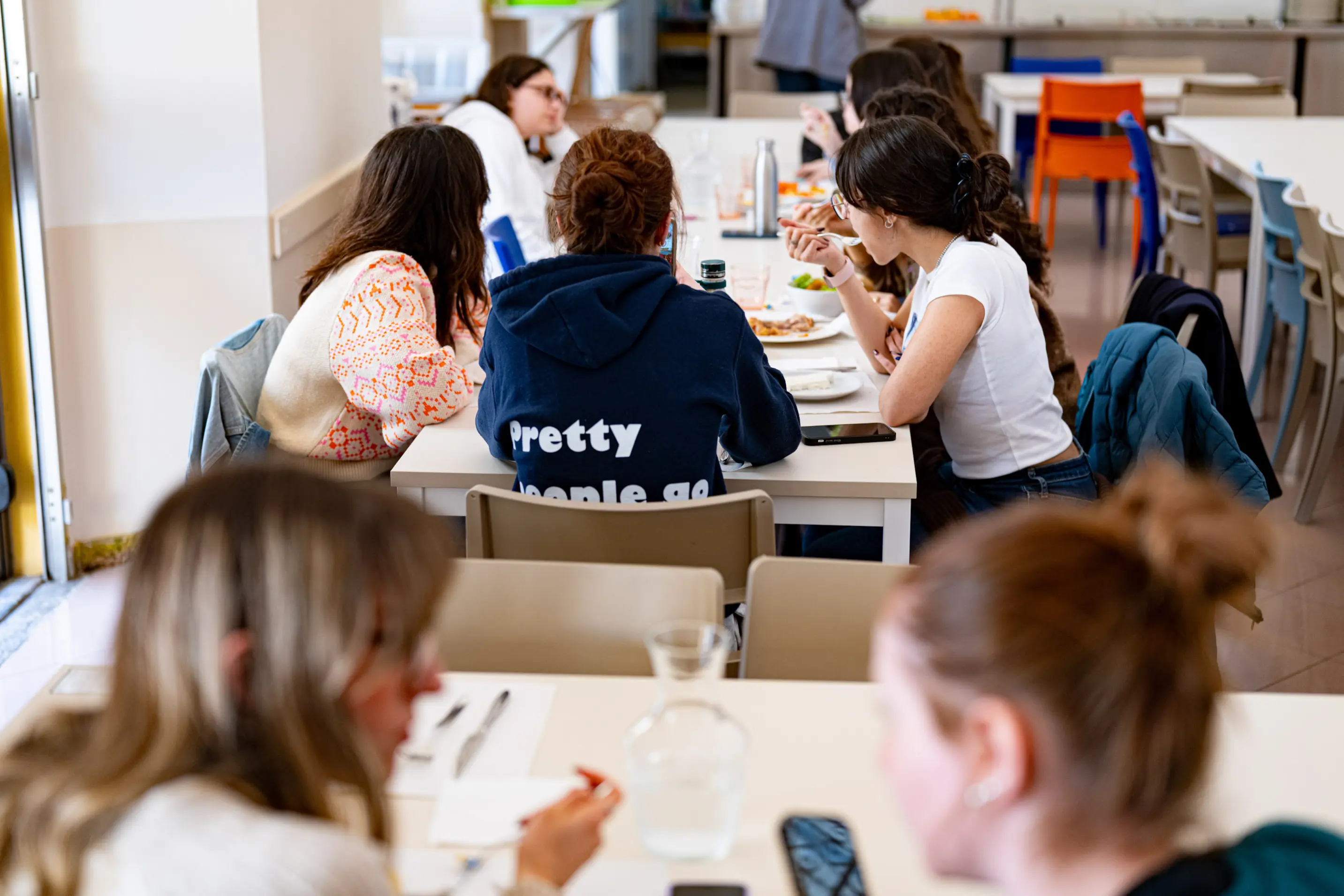 Le ragazze del Collegio Senatore nella mensa