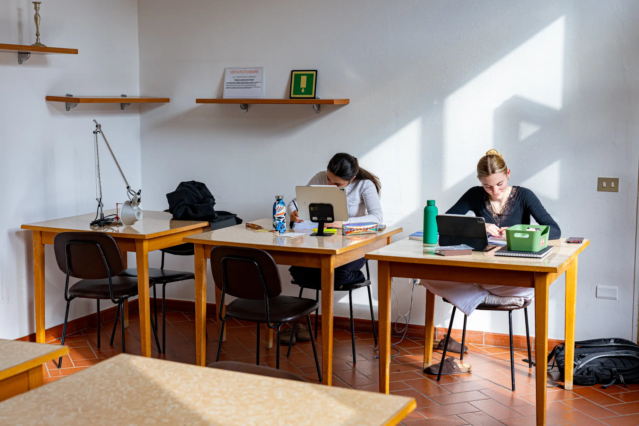 Due ragazze che studiano insieme